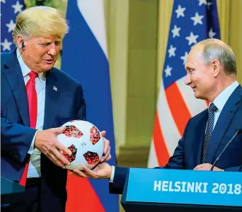  ??  ?? Vladimir Putin regala a Donald Trump un pallone dei recenti Mondiali di calcio in Russia