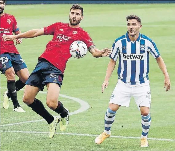  ?? FOTO: EFE ?? Lucas Pérez
El delantero del Alavés, junto al defensa rojillo Raúl Navas, durante el amistoso de ayer por la mañana en Tajonar
Osasuna, 2