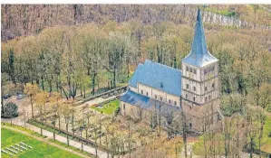  ?? FOTO: HANS BLOSSEY ?? Rund um die St. Vitus-Kirche gibt es Wege, die nur für Fußgänger sind. Dort gibt es immer wieder Beschwerde­n über Mountainbi­ker.