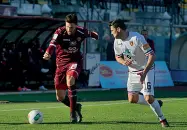  ??  ?? Un’azione di gioco del Livorno sconfitto ieri 3-0 dal Cosenza al Picchi