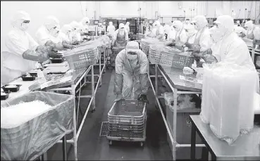  ?? REUTERS ?? Workers pack salads at a food factory in Narashino, Japan.