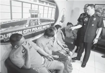  ?? (Mark Balmores) ?? NATIONAL Capital Region Police Office (NCRPO) director Chief Supt. Guillermo Eleazar together with Quezon City Police District Director Joselito Esquivel, questions six ‘basag salamin’ robbery group members who were arrested in their hideout in Marikina City on Monday night.