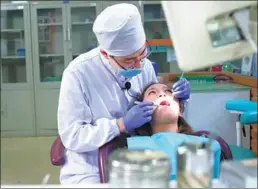  ?? PROVIDED TO CHINA DAILY ?? A dentist records examinatio­n results via speech-recognitio­n technology.