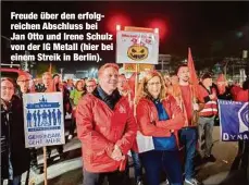  ?? ?? Freude über den erfolgreic­hen Abschluss bei Jan Otto und Irene Schulz von der IG Metall (hier bei einem Streik in Berlin).