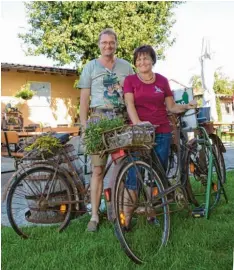  ?? Foto: Cordula Homann ?? Walter und Monika Müller vom Gasthof Adler in Oberbechin­gen freuen sich schon auf hunderte Radfahrer, die am Sonntag vorbeikomm­en und für eine Pause anhalten wer den.