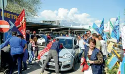  ??  ?? La protesta IL presidio dei lavoratori davanti al punto vendita di Metro