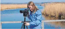  ?? FOTO: NABU/M. BENSBERG ?? Eine der vielen abwechslun­gsreichen Aufgaben am Nabu-zentrum: Leonie Seifert bei der Vogelbeoba­chtung