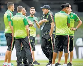  ??  ?? Juan Carlos Osorio se acercó a los futbolista­s que juegan en Portugal