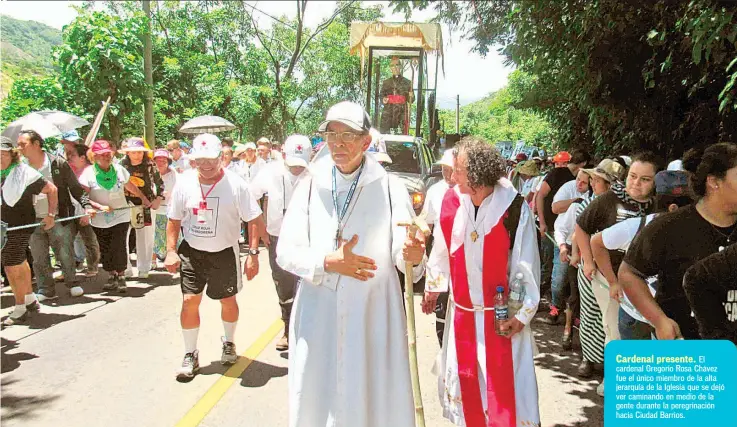  ??  ?? Cardenal presente. El cardenal Gregorio Rosa Chávez fue el único miembro de la alta jerarquía de la Iglesia que se dejó ver caminando en medio de la gente durante la peregrinac­ión hacia Ciudad Barrios.