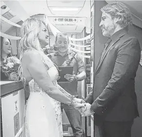  ?? PROVIDED BY KAITLYN MANZER ?? Pam and Jeremy Salda exchange vows on a Southwest Airlines flight.