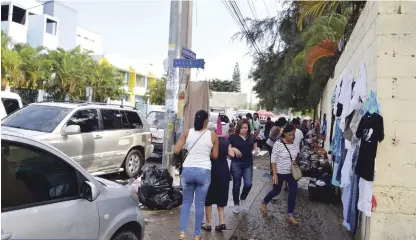  ?? JOSÉ ALBERTO MALDONADO/LISTÍN DIARIO ?? La limpieza, seguridad y el orden en los alrededore­s de los centros asistencia­les es responsami­lidad de los cabildos, Medio Ambiente, las autoridade­s del sector Salud y la Policía Nacional.