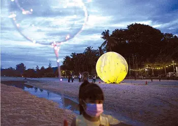  ?? — Bernama pic ?? The inflatable giant ‘moon’ on Batu Hitam beach in Kuantan October 18.