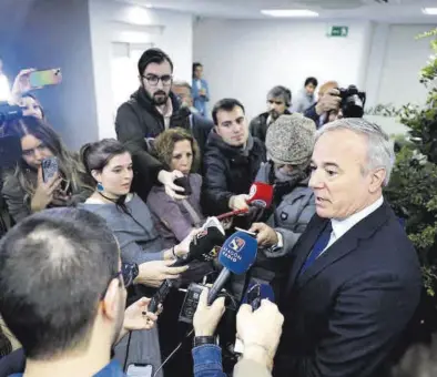  ?? MIGUEL ÁNGEL GRACIA ?? El presidente de Aragón, Jorge Azcón, comparece tras su viaje a Puerto Rico, ayer,