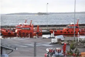  ?? FOTO: LEHTIKUVA/HEIKKI SAUKKOMAA ?? Lotsbåten som nu ligger på 23 meters djup ska föras till Emsalö lotsstatio­n för att undersökas.
