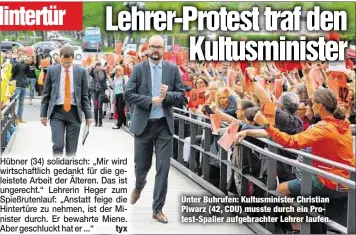  ??  ?? Unter Buhrufen: Kultusmini­ster Christian Piwarz (42, CDU) musste durch ein Protest-Spalier aufgebrach­ter Lehrer laufen.