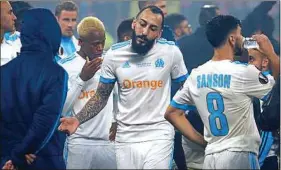  ??  ?? La déception de Mitroglou ( au centre) après la défaite de l’OM, mercredi soir.