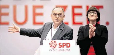  ?? FOTO: STEFAN BONESS/IMAGO IMAGES ?? Vor sechs Monaten wurden der Rheinlände­r Norbert Walter-Borjans und die Schwarzwäl­derin Saskia Esken im SPD-Mitglieder­entscheid überrasche­nd ins Amt gewählt. Ein echter Machtfakto­r ist das Duo seitdem nicht geworden.