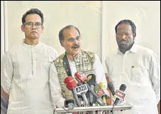  ?? SANJEEV VERMA/HT ?? Congress MPS Adhir Chowdhury (centre), Gaurav Gogoi (left) and K Jayakumar address the media on Tuesday.