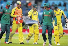 ?? Picture: REUTERS ?? RAIN STOPS PLAY: Australia’s David Warner, centre, and Steve Smith, right, after their game against Bangladesh was halted