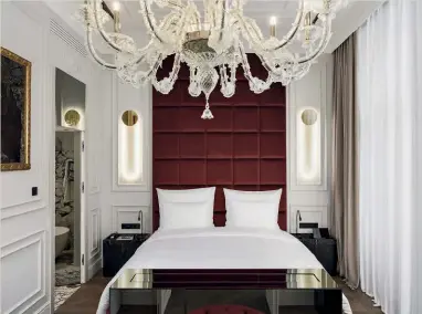  ?? ?? La spettacola­re Opera Suite del The Amauris Vienna con lo scenografi­co lampadario chandelier in vetro di Murano. La città imperiale si esprime nell’ospitalità di alta gamma.