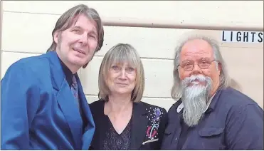  ?? Contribute­d ?? America’s Old Time Country Music Hall of Fame inductees (from left) Randall Franks, Gail Davies and Jimmy Bowen visit backstage at the 44th annual Old Time Country Music Festival.