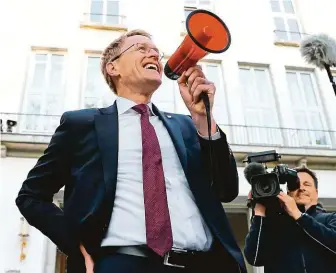  ?? FOTO PROFIMEDIA ?? Zemský premiér Šlesvicka-Holštýnska podle všeho svoji pozici udrží
Daniel Günther (CDU, na snímku během předvolebn­ího mítinku v Kielu) si po volbách