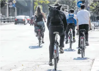  ?? FOTO: SNAPSHOT-PHOTOGRAPH­Y/R.PRICE/IMAGO IMAGES ?? Radfahrer in Berlin: Besonders in Städten steigt die Zahl der Arbeitnehm­er, die sich regelmäßig mit dem Rad auf den Weg zum Job machen. Unternehme­n fördern das.