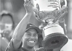  ?? AP FILE PHOTO BY CHARLIE NEIBERGALL ?? Tiger Woods won the Wanamaker Trophy for a second time in 2000 in a three- hole playoff against Bob May.