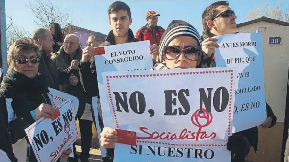  ?? ANA F. BARREDO / EFE ?? Militantes socialista­s de León recibieron el domingo con pancartas a Susana Díaz