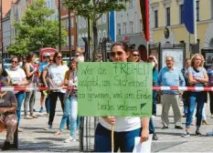  ?? Foto: Johann Stoll ?? Auf dem Mindelheim­er Marienplat­z forderten Demonstran­ten eine Debatte über die Sinnhaftig­keit der Einschränk­ungen in Corona-Zeiten.