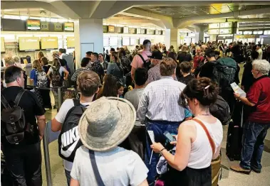  ?? FOTO: DPA/SOEDER ?? Auch in diesem Sommer müssen sich Passagiere wieder auf lange Schlangen an den Lufthansa-schaltern einstellen wie hier am Flughafen Berlin-tegel.