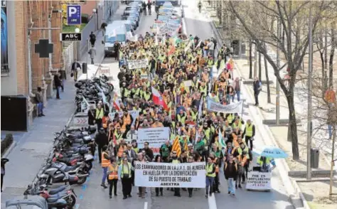  ?? JOSÉ RAMÓN LADRA ?? Manifestac­ión de los examinador­es de Tráfico, ayer en Madrid