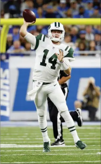  ?? RICK OSENTOSKI — ASSOCIATED PRESS ?? Jets quarterbac­k Sam Darnold throws against the Lions during the second half of Monday night’s game at Detroit.