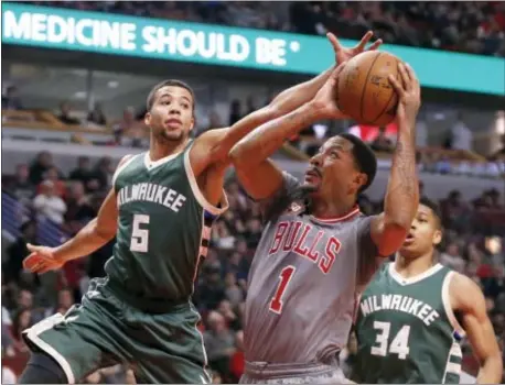  ?? CHARLES REX ARBOGAST — THE ASSOCIATED PRESS ?? Chicago Bulls guard Derrick Rose (1) drives past the Bucks’ Michael during the second half Tuesday in Chicago. The Bulls won 117-106.
Carter-Williams (5) and Giannis Antetokoun­mpo