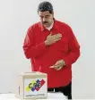  ?? Reuters ?? Gaffe al voto Sopra, un militante dell’opposizion­e durante le proteste di ieri. A sinistra Maduro al seggio