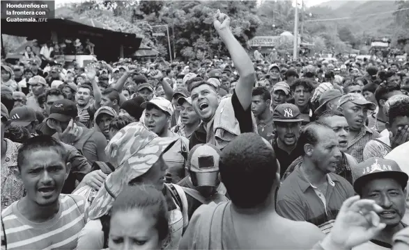  ?? /EFE ?? Hondureños en la frontera con Guatemala.