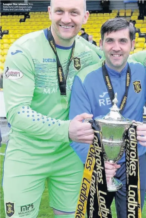  ??  ?? League One winners Ross Ballantyne with keepers Gary Maley and Liam Kelly (right)