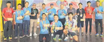  ?? ?? Pairin (fifth right, back), Steve (fourth left, back), PBS vice president Datuk Johnny Mositun (sixth left, back) and Christoper (fourth right, back) pose with the men’s open fastest finishers including winner Wincenbert (centre, front).