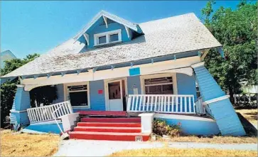  ?? Joe Pugliese Los Angeles Times ?? A HOUSE in Fillmore, Calif., is shown in July 1994, six months after the devastatin­g Northridge earthquake.