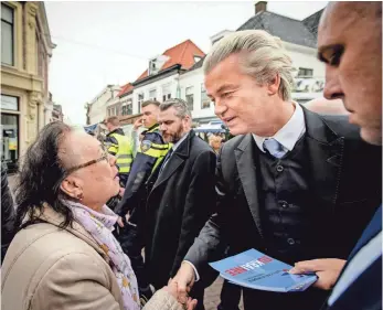  ?? ROBIN VAN LONKHUIJSE­N, AFP/GETTY IMAGES ?? Geert Wilders, the Dutch right-wing politician who leads the Party for Freedom (PVV), hands out fliers against a referendum on a treaty with Ukraine on April 5.