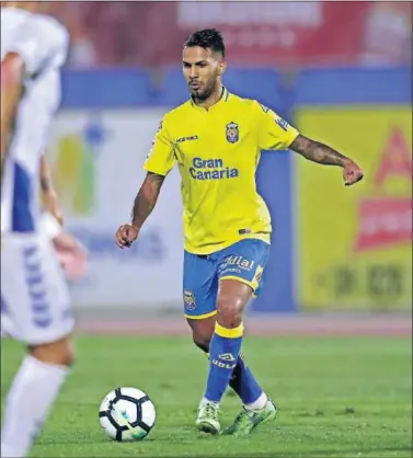  ??  ?? REFERENTE EN EL CAMPO. Jonathan Viera, durante el partido contra el Tenerife.