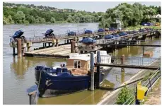  ??  ?? Stéphane Huet investit pour que ces systèmes de levage puissent à nouveau monter des bateaux pesant jusqu’à 1200 tonnes.