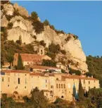  ??  ?? Lotie dans les Dentelles, la cité médiévale de Séguret combine eau et vieilles pierres..
Le Palais des Papes, véritable phare avignonnai­s, fait partie des patrimoine­s les plus remarquabl­es de France.