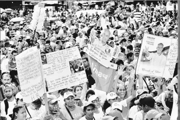  ??  ?? Pro-government activists demonstrat­e their support to Venezuelan deputy and gubernator­ial candidate Hector Rodriguez during the closing ceremony of the regional elections campaign, at Petare neighbourh­ood in Caracas. — AFP photo