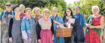  ?? FOTO: WOLFGANG SPILLER ?? Die Seniorinne­n und Senioren des „Theater freilich“-Projekts im Freilichtm­useum Neuhausen ob Eck.