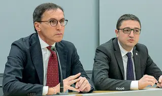  ?? (Pretto) ?? Confronto
Il ministro per gli affari regionali Francesco Boccia con il governator­e Maurizio Fugatti