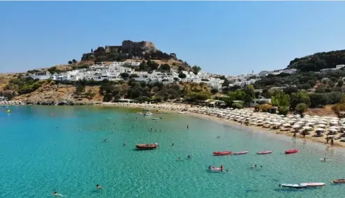  ?? ?? A view of the town on Lindos on the island of Rhodes