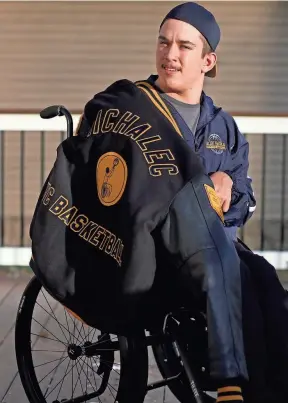  ?? JEFF LANGE/AKRON BEACON JOURNAL ?? Cory Michalec, a 17-year-old Tallmadge High School senior who has cerebral palsy, was recently featured in a Guardian article talking about the importance of accessibil­ity and inclusivit­y when it comes to students who use wheelchair­s.