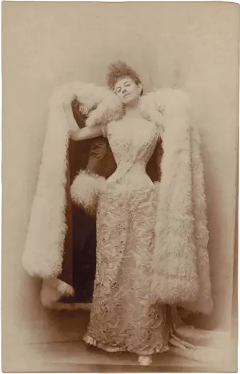  ??  ?? Élisabeth Greffulhe in her ‘swan’ persona; photograph by Otto Wegener, circa 1887