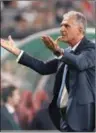  ?? (AFP) ?? Iran’s Portuguese coach Carlos Queiroz shouts instructio­ns during Iran’s match on Monday.